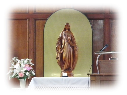 聖堂祭壇の聖母マリア像
